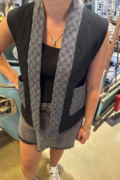 GILET PRINT - ZWART