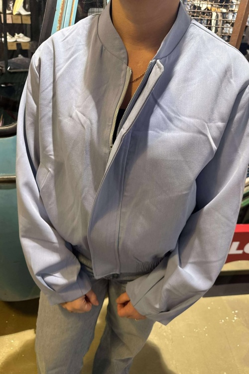 3961 - BOMBER - LICHTBLAUW